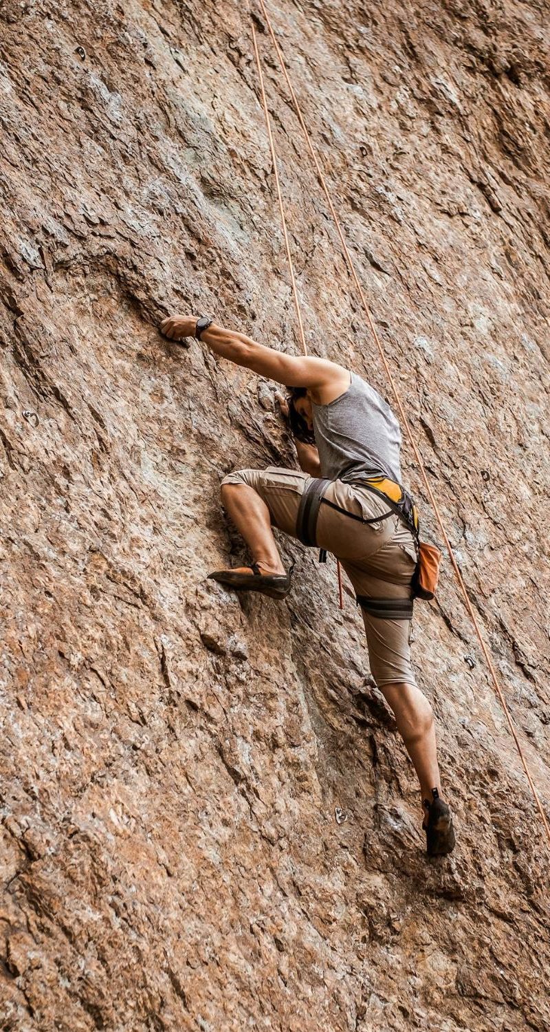 Mountain-Climbing-Woman-800×1500 Extreme Sports Mountain Climbing